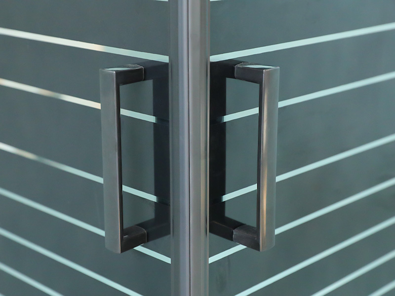 Vách tắm trượt vuông bằng nhôm màu đen SQ có tay cầm hai lỗ Vách tắm trượt vuông bằng nhôm màu đen SQ có tay cầm hai lỗ