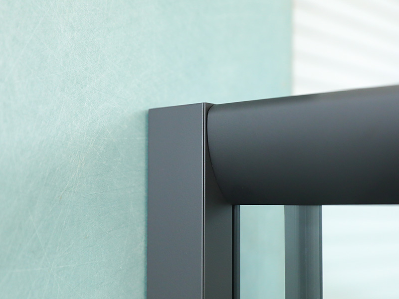 Vách tắm trượt vuông bằng nhôm màu đen SQ có tay cầm hai lỗ Vách tắm trượt vuông bằng nhôm màu đen SQ có tay cầm hai lỗ