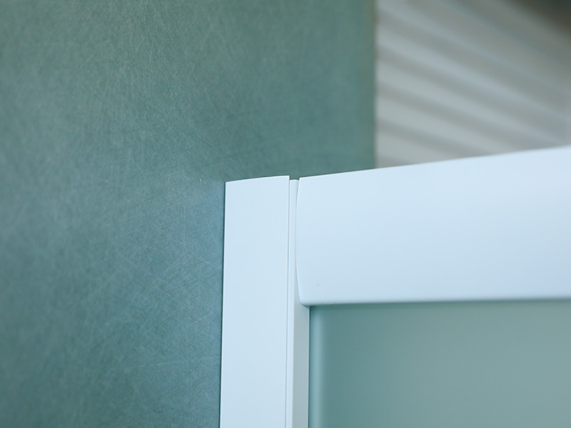 Vách tắm trượt SQ, Kính cường lực mờ có in, Profile nhôm trắng, Tay cầm hai lỗ, Có khay Vách tắm trượt SQ, Kính cường lực mờ có in, Profile nhôm trắng, Tay cầm hai lỗ, Có khay