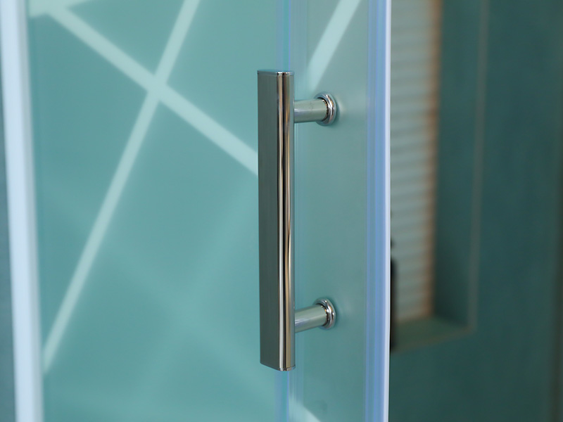 Vách tắm trượt SQ, Kính cường lực mờ có in, Profile nhôm trắng, Tay cầm hai lỗ, Có khay Vách tắm trượt SQ, Kính cường lực mờ có in, Profile nhôm trắng, Tay cầm hai lỗ, Có khay