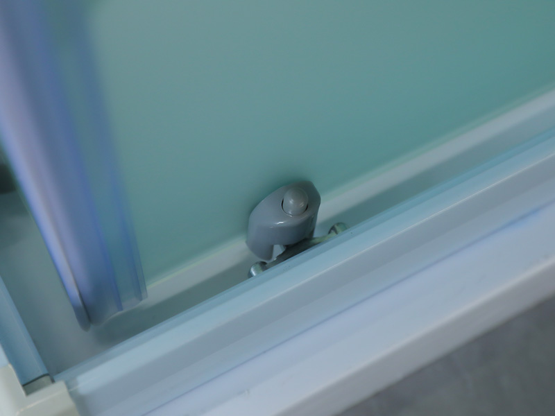 Vách tắm trượt SQ, Kính cường lực mờ có in, Profile nhôm trắng, Tay cầm hai lỗ, Có khay Vách tắm trượt SQ, Kính cường lực mờ có in, Profile nhôm trắng, Tay cầm hai lỗ, Có khay