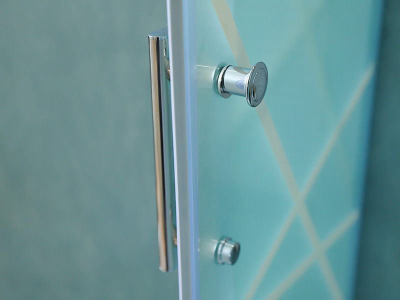 Vách tắm trượt SQ, Kính cường lực mờ có in, Profile nhôm trắng, Tay cầm hai lỗ, Có khay Vách tắm trượt SQ, Kính cường lực mờ có in, Profile nhôm trắng, Tay cầm hai lỗ, Có khay