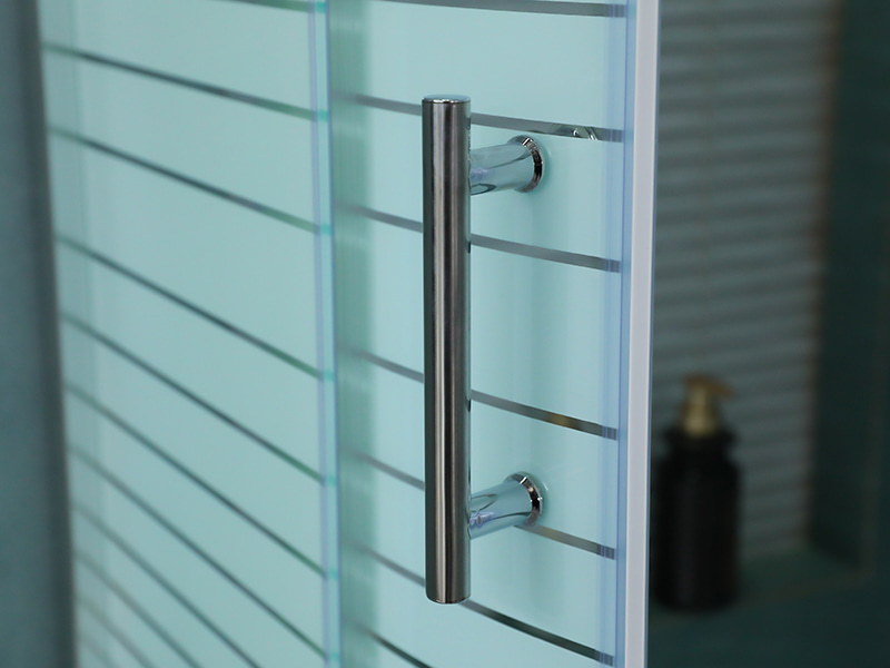 Vách tắm trượt SE, Kính cường lực trong suốt có in, Profile nhôm Chrome, Tay cầm hai lỗ, Có khay Vách tắm trượt SE, Kính cường lực trong suốt có in, Profile nhôm Chrome, Tay cầm hai lỗ, Có khay