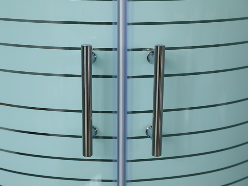 Vách tắm trượt SE, Kính cường lực trong suốt có in, Profile nhôm Chrome, Tay cầm hai lỗ, Có khay Vách tắm trượt SE, Kính cường lực trong suốt có in, Profile nhôm Chrome, Tay cầm hai lỗ, Có khay