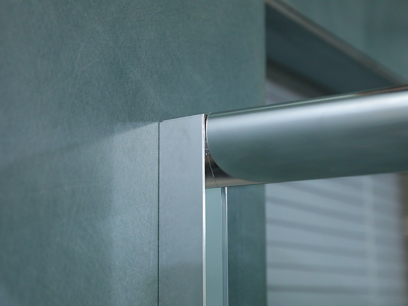 Vách tắm trượt SE, Kính cường lực trong suốt có in, Profile nhôm Chrome, Tay cầm hai lỗ, Có khay Vách tắm trượt SE, Kính cường lực trong suốt có in, Profile nhôm Chrome, Tay cầm hai lỗ, Có khay