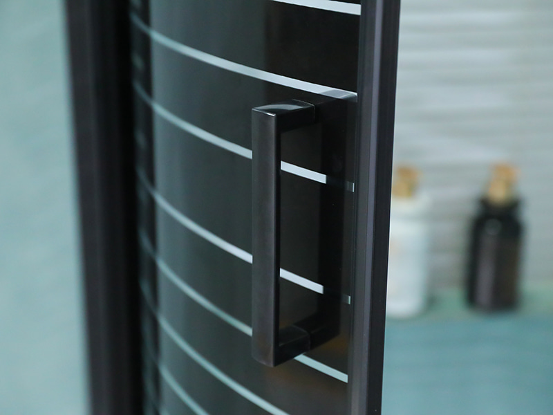 Vách tắm kính cường lực trượt khung nhôm màu đen SE Vách tắm kính cường lực trượt khung nhôm màu đen SE