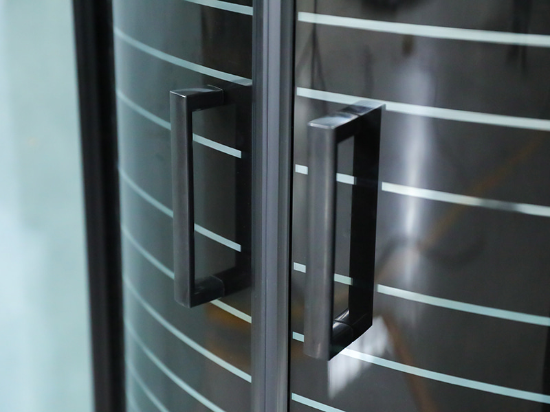 Vách tắm kính cường lực trượt khung nhôm màu đen SE Vách tắm kính cường lực trượt khung nhôm màu đen SE