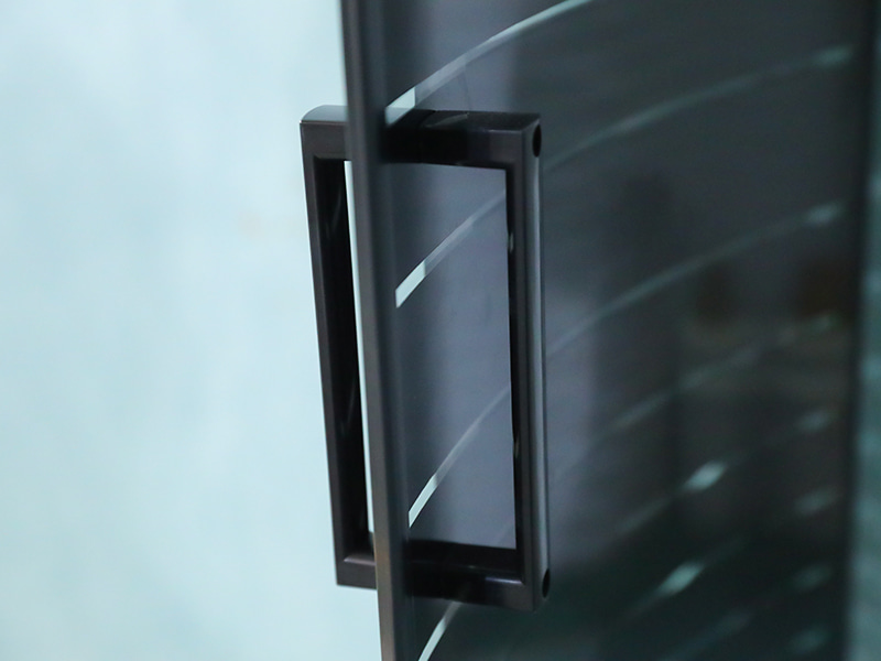 Vách tắm kính cường lực trượt khung nhôm màu đen SE Vách tắm kính cường lực trượt khung nhôm màu đen SE