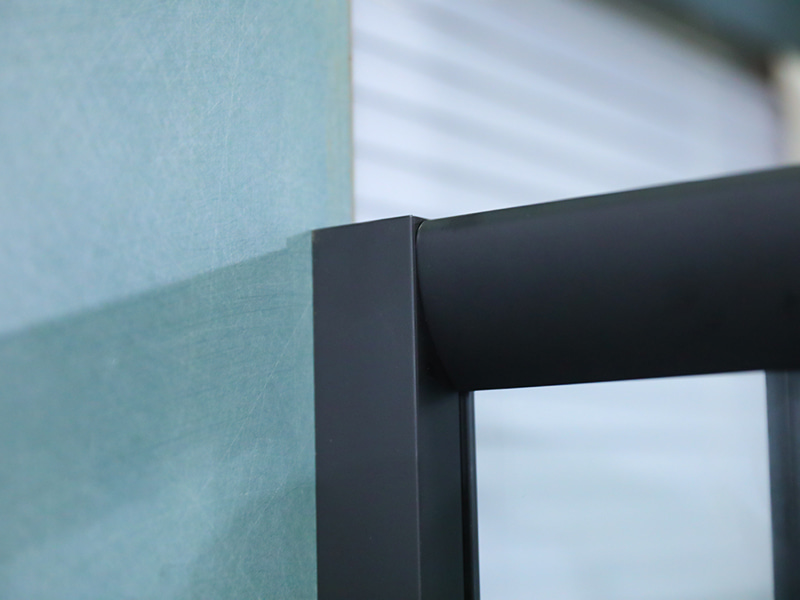 Vách tắm trượt RE, Kính cường lực trong suốt có in, Profile nhôm đen, Tay cầm hai lỗ, Có khay Vách tắm trượt RE, Kính cường lực trong suốt có in, Profile nhôm đen, Tay cầm hai lỗ, Có khay