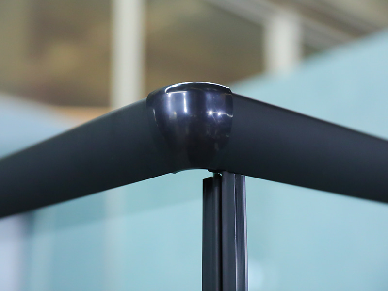 Vách tắm trượt RE, Kính cường lực trong suốt có in, Profile nhôm đen, Tay cầm hai lỗ, Có khay Vách tắm trượt RE, Kính cường lực trong suốt có in, Profile nhôm đen, Tay cầm hai lỗ, Có khay