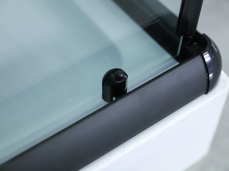 Vách tắm trượt RE, Kính cường lực trong suốt có in, Profile nhôm đen, Tay cầm hai lỗ, Có khay Vách tắm trượt RE, Kính cường lực trong suốt có in, Profile nhôm đen, Tay cầm hai lỗ, Có khay