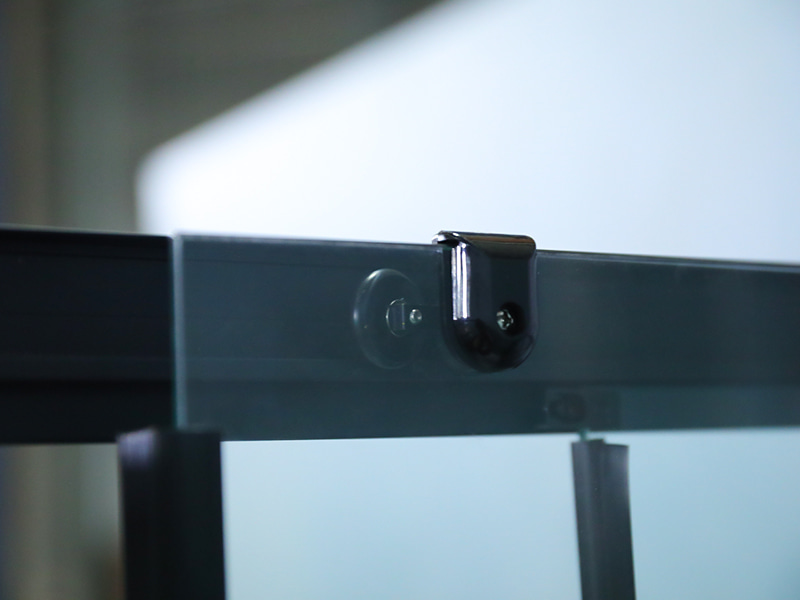 Vách tắm trượt RE, Kính cường lực trong suốt có in, Profile nhôm đen, Tay cầm hai lỗ, Có khay Vách tắm trượt RE, Kính cường lực trong suốt có in, Profile nhôm đen, Tay cầm hai lỗ, Có khay