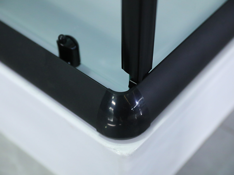 Vách tắm trượt RE, Kính cường lực trong suốt có in, Profile nhôm đen, Tay cầm hai lỗ, Có khay Vách tắm trượt RE, Kính cường lực trong suốt có in, Profile nhôm đen, Tay cầm hai lỗ, Có khay