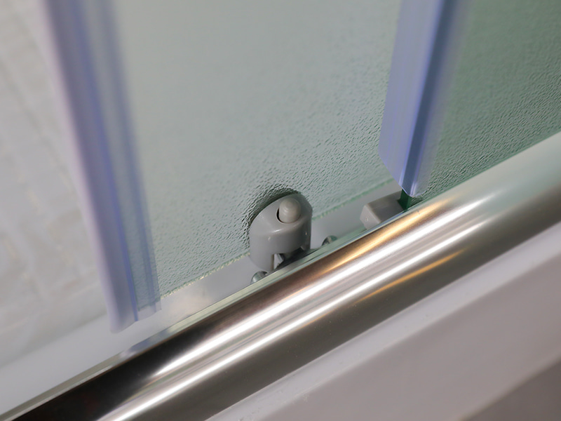 Vách tắm trượt RE, Kính cường lực mờ, Nhôm Chrome, Tay cầm hai lỗ, Có khay Vách tắm trượt RE, Kính cường lực mờ, Nhôm Chrome, Tay cầm hai lỗ, Có khay