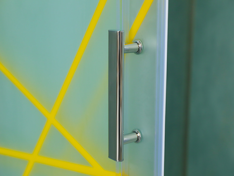 Vách tắm trượt RE, Kính cường lực mờ có in, Profile nhôm vàng, Tay cầm hai lỗ, Có khay Vách tắm trượt RE, Kính cường lực mờ có in, Profile nhôm vàng, Tay cầm hai lỗ, Có khay