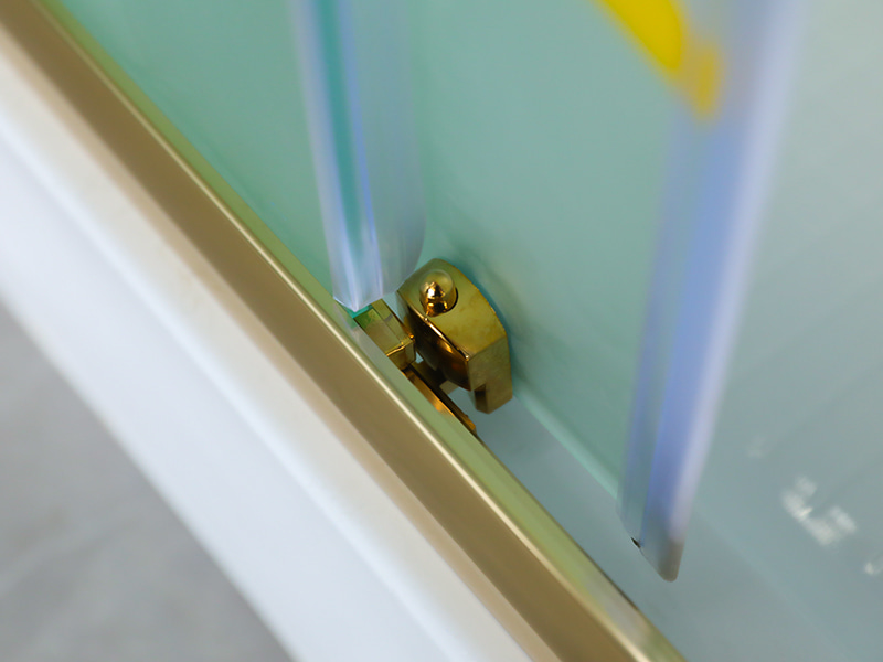 Vách tắm trượt RE, Kính cường lực mờ có in, Profile nhôm vàng, Tay cầm hai lỗ, Có khay Vách tắm trượt RE, Kính cường lực mờ có in, Profile nhôm vàng, Tay cầm hai lỗ, Có khay