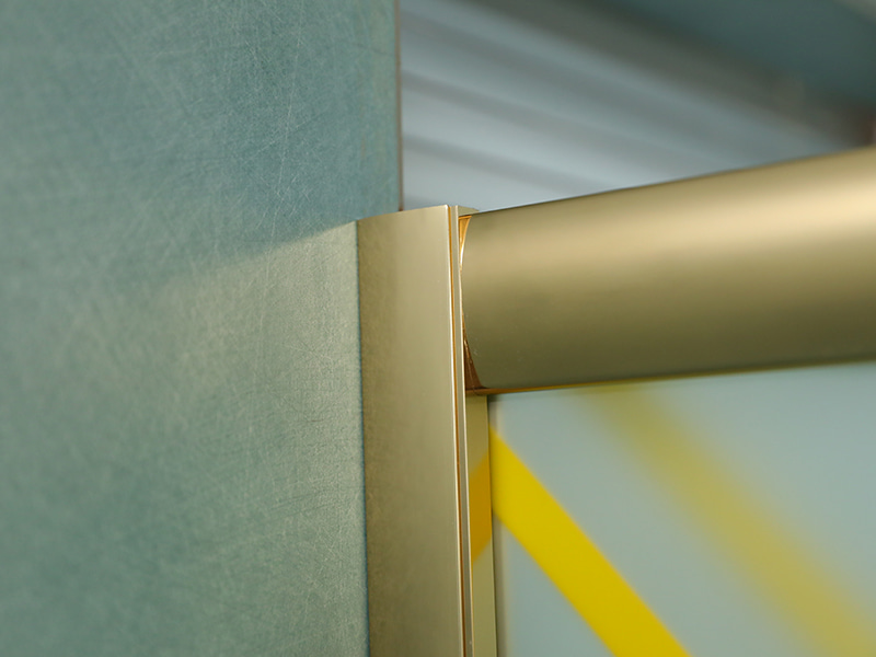 Vách tắm trượt RE, Kính cường lực mờ có in, Profile nhôm vàng, Tay cầm hai lỗ, Có khay Vách tắm trượt RE, Kính cường lực mờ có in, Profile nhôm vàng, Tay cầm hai lỗ, Có khay