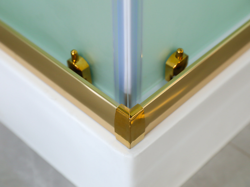 Vách tắm trượt RE, Kính cường lực mờ có in, Profile nhôm vàng, Tay cầm hai lỗ, Có khay Vách tắm trượt RE, Kính cường lực mờ có in, Profile nhôm vàng, Tay cầm hai lỗ, Có khay