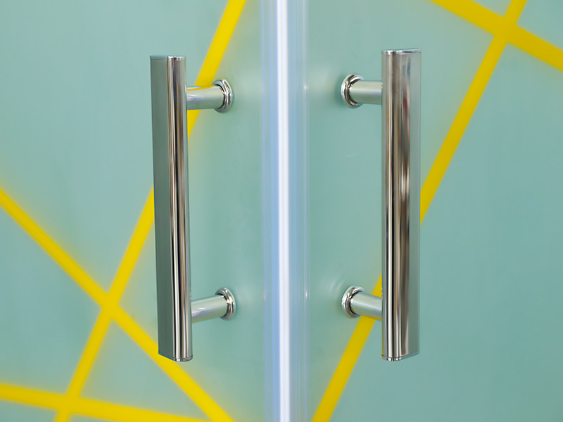 Vách tắm trượt RE, Kính cường lực mờ có in, Profile nhôm vàng, Tay cầm hai lỗ, Có khay Vách tắm trượt RE, Kính cường lực mờ có in, Profile nhôm vàng, Tay cầm hai lỗ, Có khay