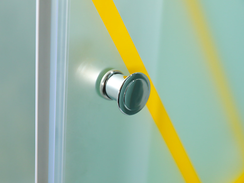 Vách tắm trượt RE, Kính cường lực mờ có in, Profile nhôm vàng, Tay cầm hai lỗ, Có khay Vách tắm trượt RE, Kính cường lực mờ có in, Profile nhôm vàng, Tay cầm hai lỗ, Có khay