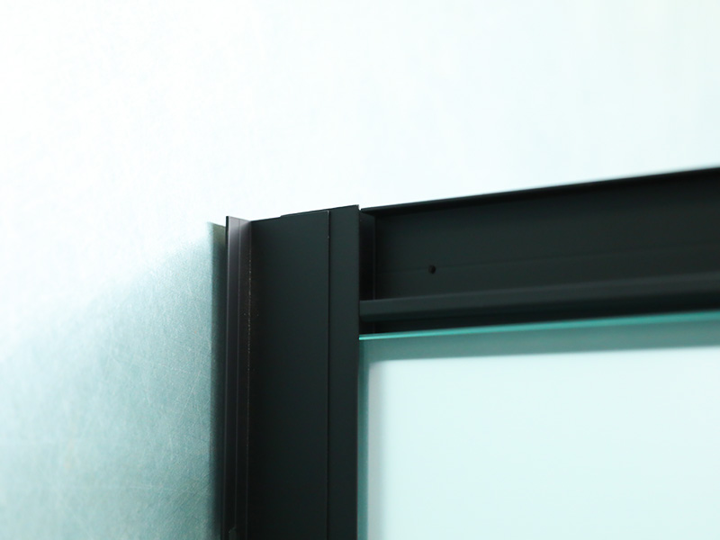 Vách tắm trượt SQ, Kính cường lực mờ có in, Cấu hình nhôm màu đen, Tay cầm hai lỗ, Có khay Vách tắm trượt SQ, Kính cường lực mờ có in, Cấu hình nhôm màu đen, Tay cầm hai lỗ, Có khay