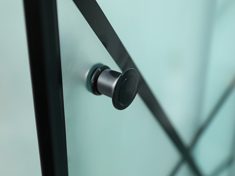 Vách tắm trượt SQ, Kính cường lực mờ có in, Cấu hình nhôm màu đen, Tay cầm hai lỗ, Có khay Vách tắm trượt SQ, Kính cường lực mờ có in, Cấu hình nhôm màu đen, Tay cầm hai lỗ, Có khay