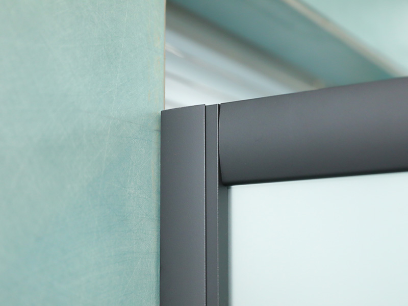 Vách tắm trượt SQ, Kính cường lực mờ có in, Cấu hình nhôm màu đen, Tay cầm hai lỗ, Có khay Vách tắm trượt SQ, Kính cường lực mờ có in, Cấu hình nhôm màu đen, Tay cầm hai lỗ, Có khay