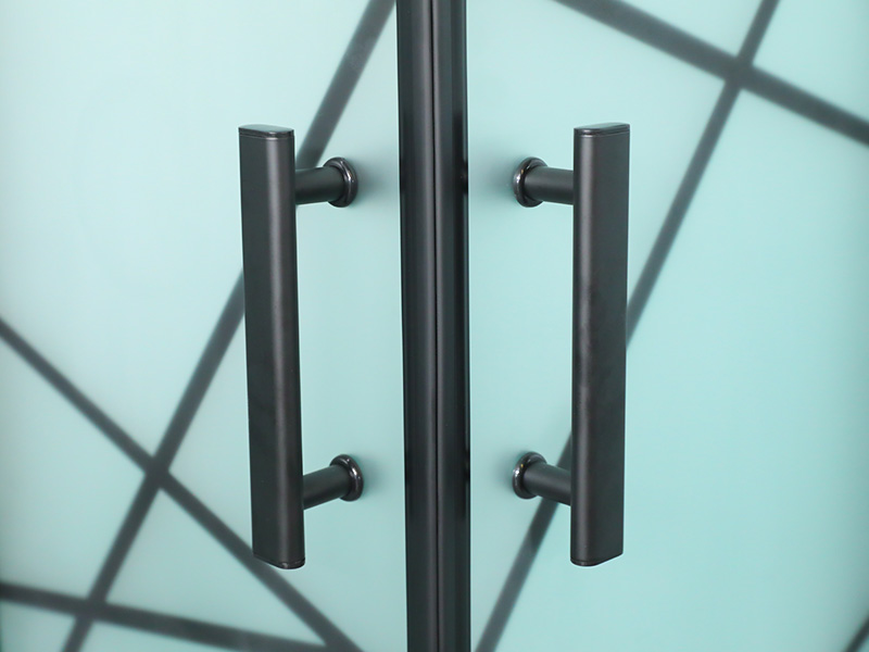 Vách tắm trượt SQ, Kính cường lực mờ có in, Cấu hình nhôm màu đen, Tay cầm hai lỗ, Có khay Vách tắm trượt SQ, Kính cường lực mờ có in, Cấu hình nhôm màu đen, Tay cầm hai lỗ, Có khay