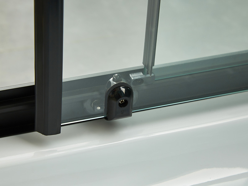 Vách tắm trượt SQ, Kính cường lực trong suốt, Nhôm đen, Tay cầm hai lỗ, Có khay Vách tắm trượt SQ, Kính cường lực trong suốt, Nhôm đen, Tay cầm hai lỗ, Có khay